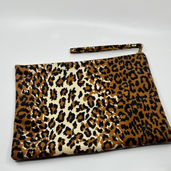 No Labeled Handbags - Vtg Huge Leopard Print Velvet Clutch with Wrist Strap